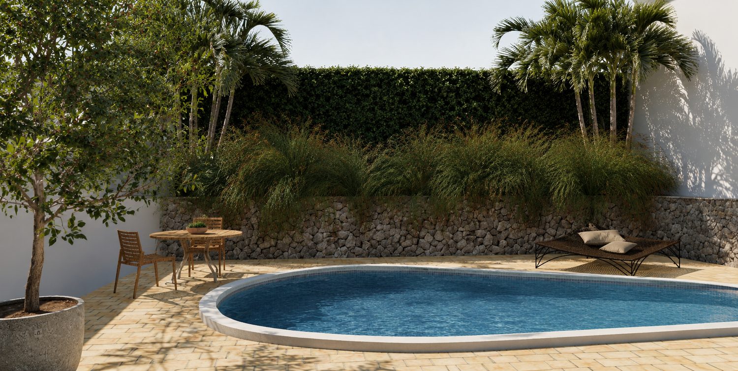 Piscina com muro de pedra e palmeiras